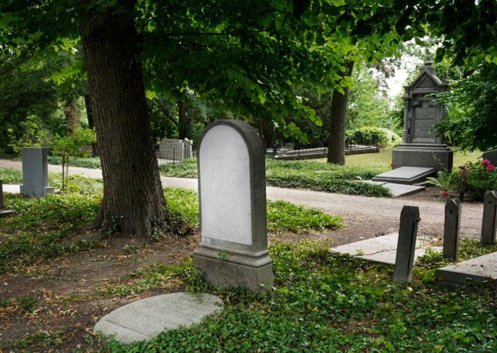 Przerażenie mieszkańców Krajanowa: groby oznaczone do likwidacji na miejscowym cmentarzu